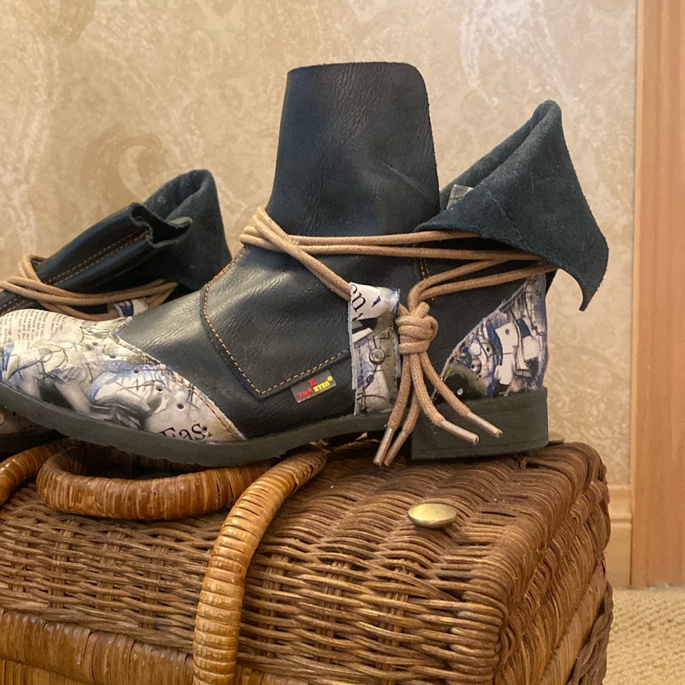 Size 39 bootie worn once.